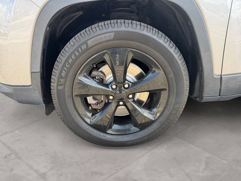 Used 2019 Jeep Cherokee Latitude Plus AWD/4WD image 14