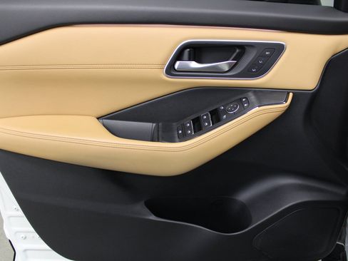 Used 2023 Nissan Rogue Platinum w/ Platinum Premium Package image 12