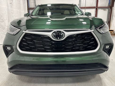 Used 2025 Toyota Highlander XLE image 2