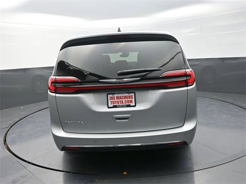 Used 2024 Chrysler Pacifica Touring-L image 6