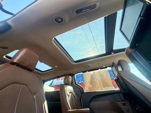 Used 2017 Chrysler Pacifica Limited w/ UConnect Theater Package image 10