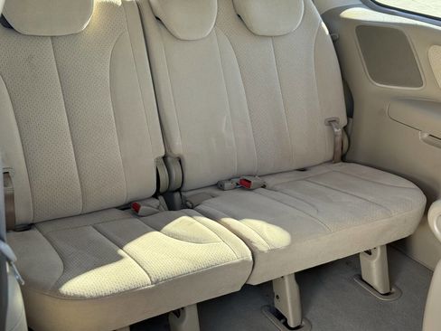 Used 2007 Hyundai Entourage Limited image 22