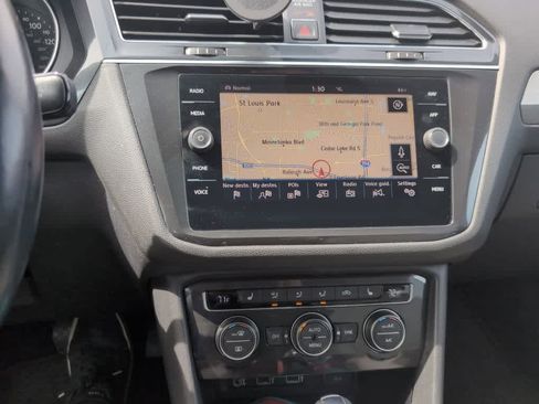 Used 2018 Volkswagen Tiguan SEL AWD/4WD image 2