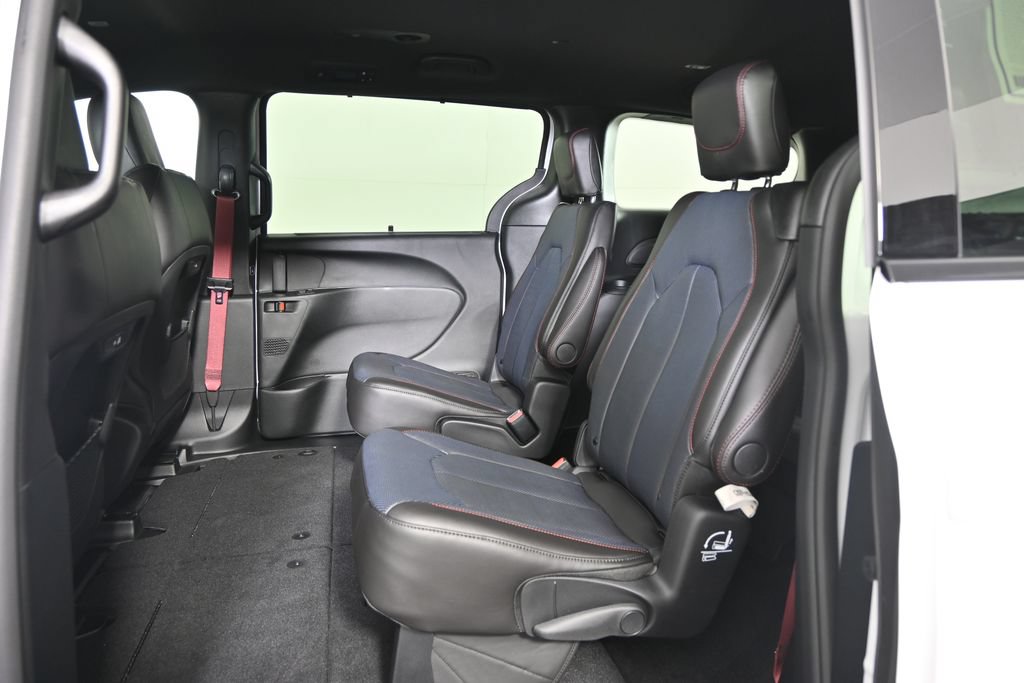New 2027 Chrysler Pacifica Select AWD/4WD image 17