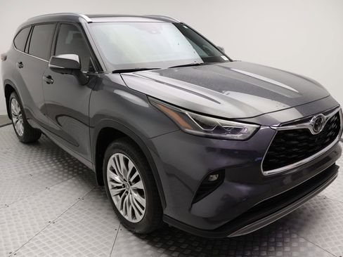 Certified 2024 Toyota Highlander Platinum FWD image 6