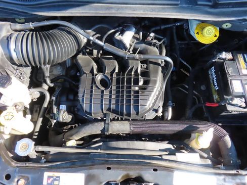 Used 2014 Chrysler Town & Country Touring image 34