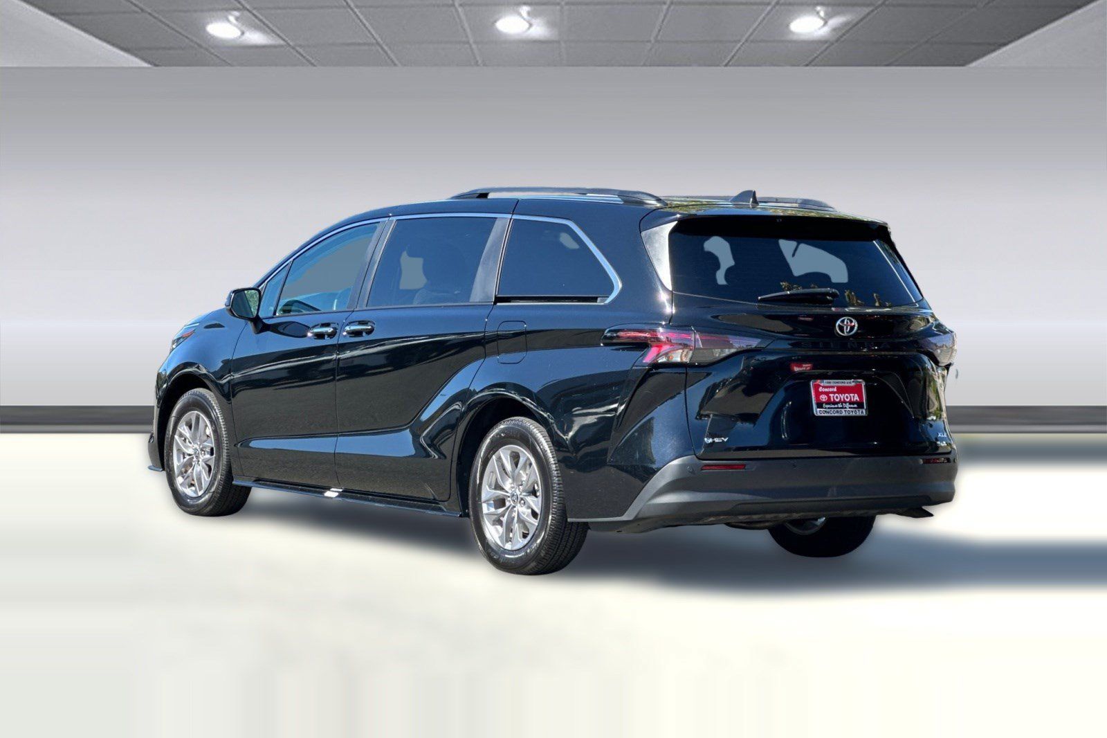Used 2026 Toyota Sienna XLE FWD image 3