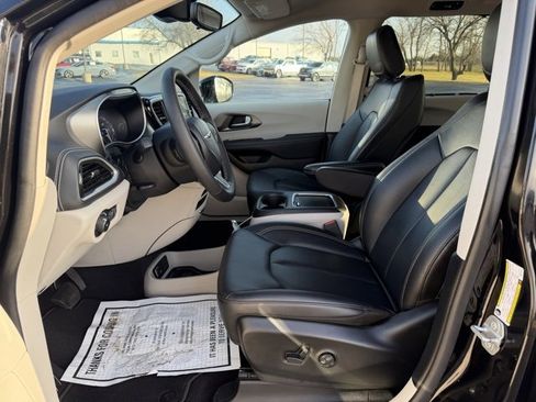 Used 2024 Chrysler Pacifica Touring-L image 17