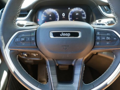 Used 2024 Jeep Grand Cherokee Limited w/ Black Appearance Package AWD/4WD image 25