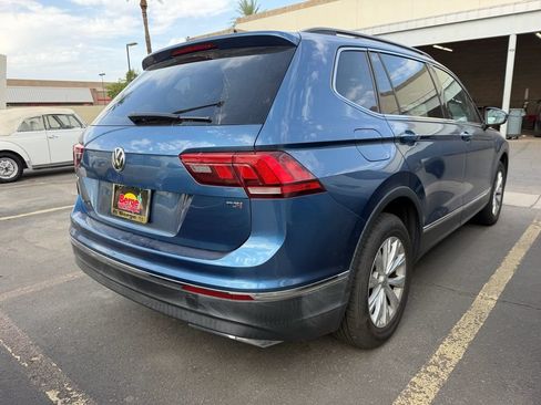Used 2018 Volkswagen Tiguan SE w/ Panoramic Sunroof Package FWD image 4