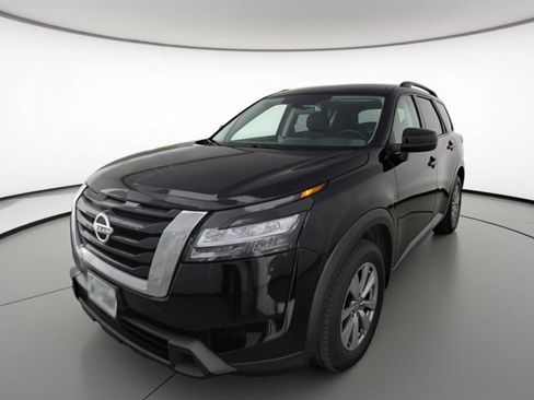 Used 2025 Nissan Pathfinder SV image 3