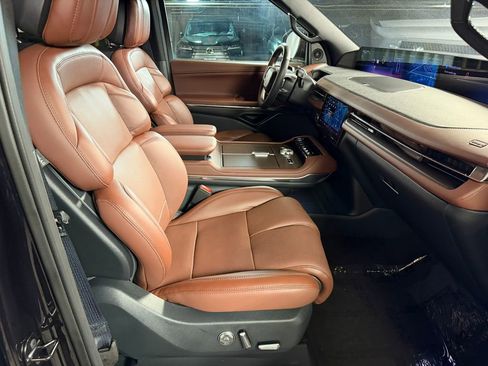 Used 2025 Lincoln Navigator Reserve AWD/4WD image 9