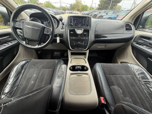 Used 2014 Chrysler Town & Country Touring-L FWD image 16