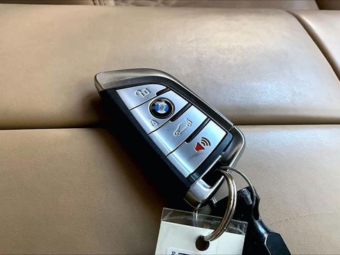 Used 2022 BMW 750i xDrive w/ Executive Package image 14