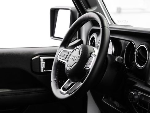 Used 2018 Jeep Wrangler Unlimited Sahara AWD/4WD image 16