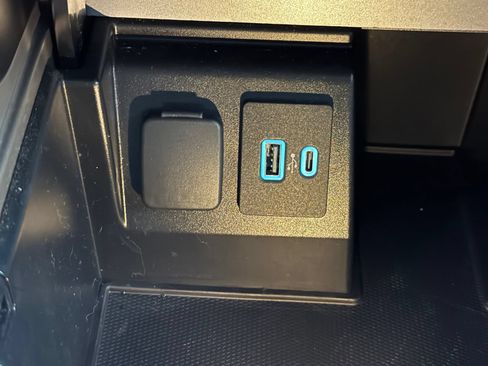 Used 2020 Ford Explorer XLT w/ Equipment Group 202A AWD/4WD image 29
