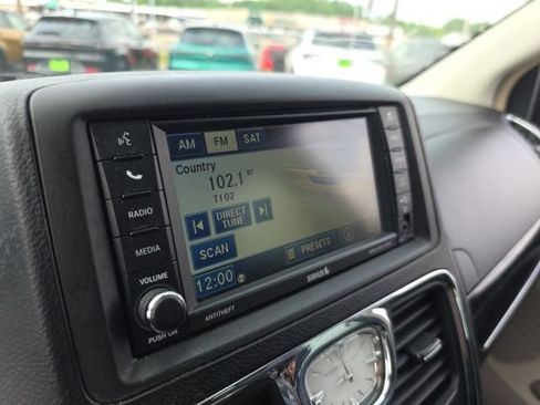 Used 2012 Chrysler Town & Country Touring-L w/ Entertainment Group #2 FWD image 20
