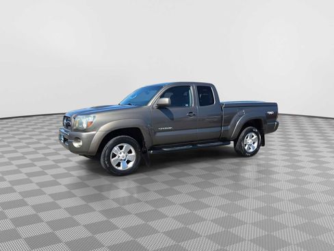 Used 2011 Toyota Tacoma PreRunner w/ TRD Sport Pkg RWD image 4