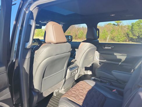 Used 2025 Nissan Armada Platinum image 10