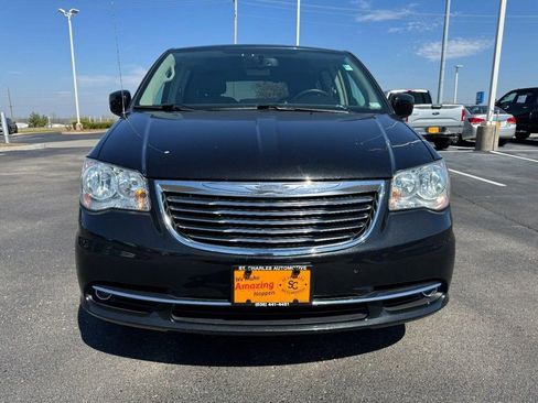 Used 2016 Chrysler Town & Country Touring image 10