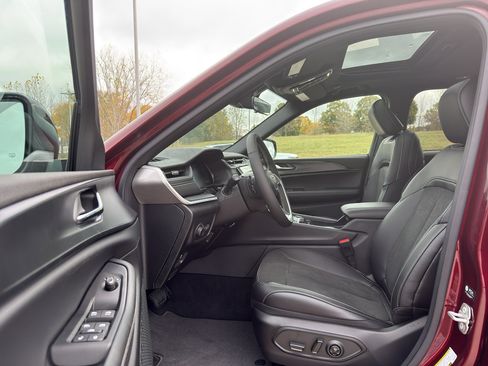 New 2025 Jeep Grand Cherokee Altitude w/ Trailer Tow Package AWD/4WD image 10