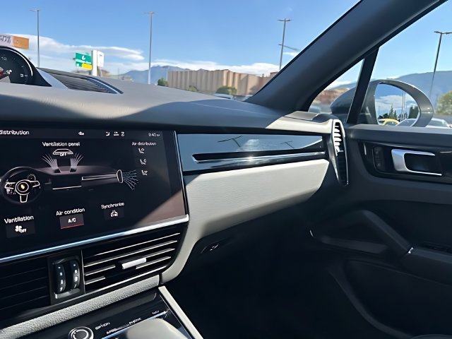 Used 2021 Porsche Cayenne AWD/4WD image 30