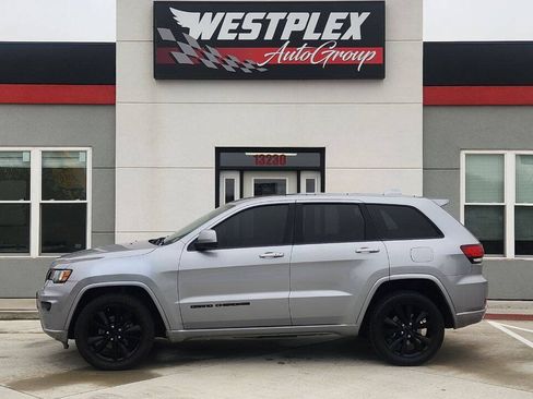 Used 2018 Jeep Grand Cherokee Altitude AWD/4WD image 27