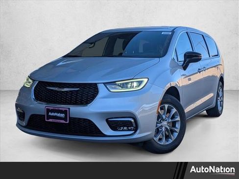New 2026 Chrysler Pacifica Select image 1