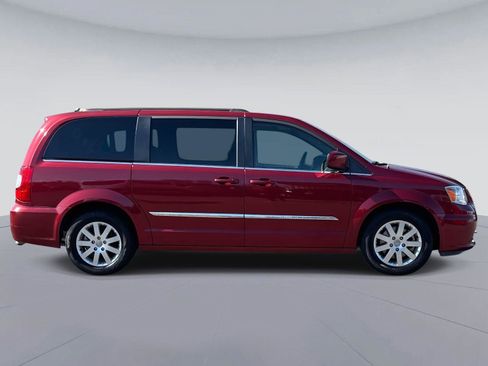 Used 2016 Chrysler Town & Country Touring image 2