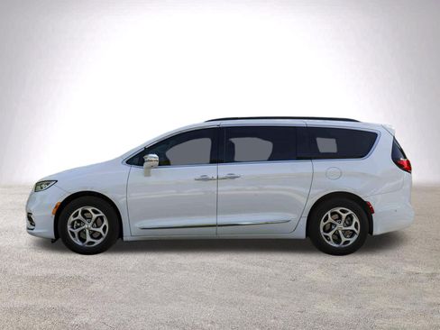 Used 2022 Chrysler Pacifica Limited w/ Uconnect Theater Family Group image 6