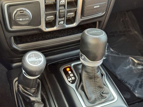 Used 2022 Jeep Gladiator Sport image 17