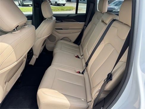 Used 2024 Jeep Grand Cherokee Limited image 10