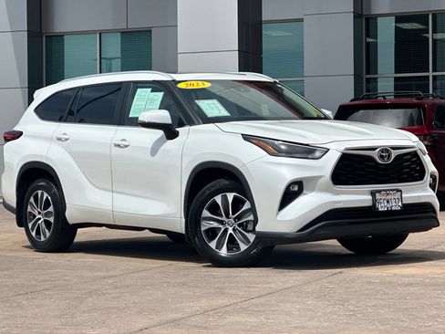 Certified 2023 Toyota Highlander XLE AWD/4WD image 2