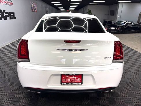 Used 2019 Chrysler 300 Touring w/ Sport Appearance Package RWD image 13