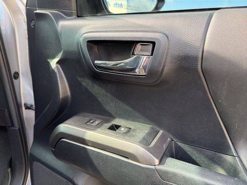 Used 2019 Toyota Tacoma TRD Off-Road image 17