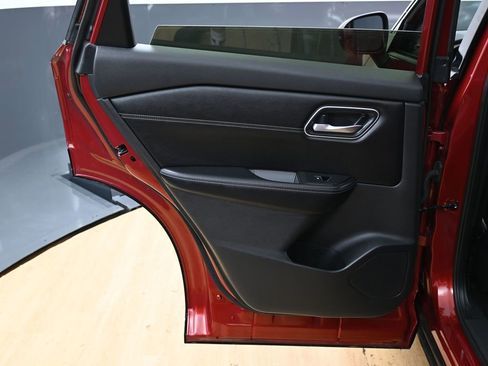 Used 2025 Nissan Rogue Platinum image 42