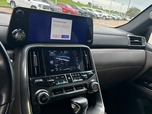 Used 2022 Lexus LX 600 4WD w/ Accessory Package (Z1) image 11