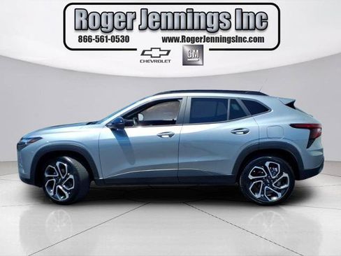 Used 2024 Chevrolet Trax RS w/ Sunroof Package FWD image 2