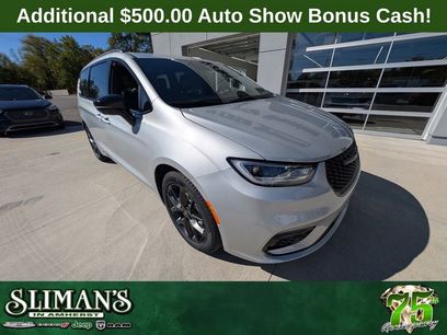 New 2026 Chrysler Pacifica Select w/ S Appearance Package