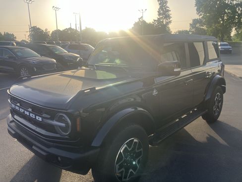 Used 2024 Ford Bronco Outer Banks AWD/4WD image 3