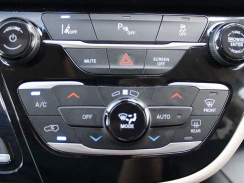 Used 2024 Chrysler Pacifica Limited FWD image 27