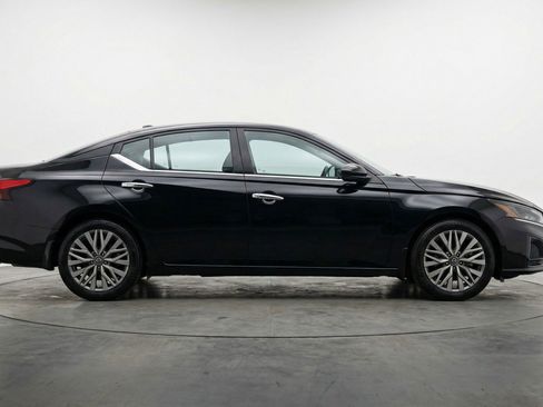 Used 2025 Nissan Altima 2.5 SV image 11