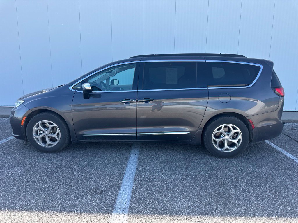 Used 2023 Chrysler Pacifica Limited w/ Uconnect Theater Family Group FWD image 3