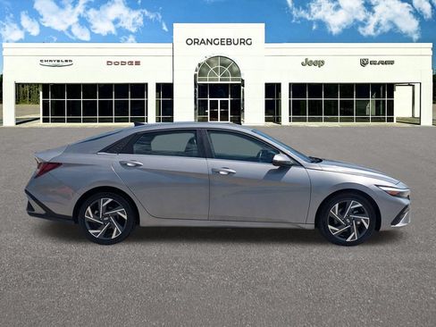 Used 2025 Hyundai Elantra Limited FWD image 9