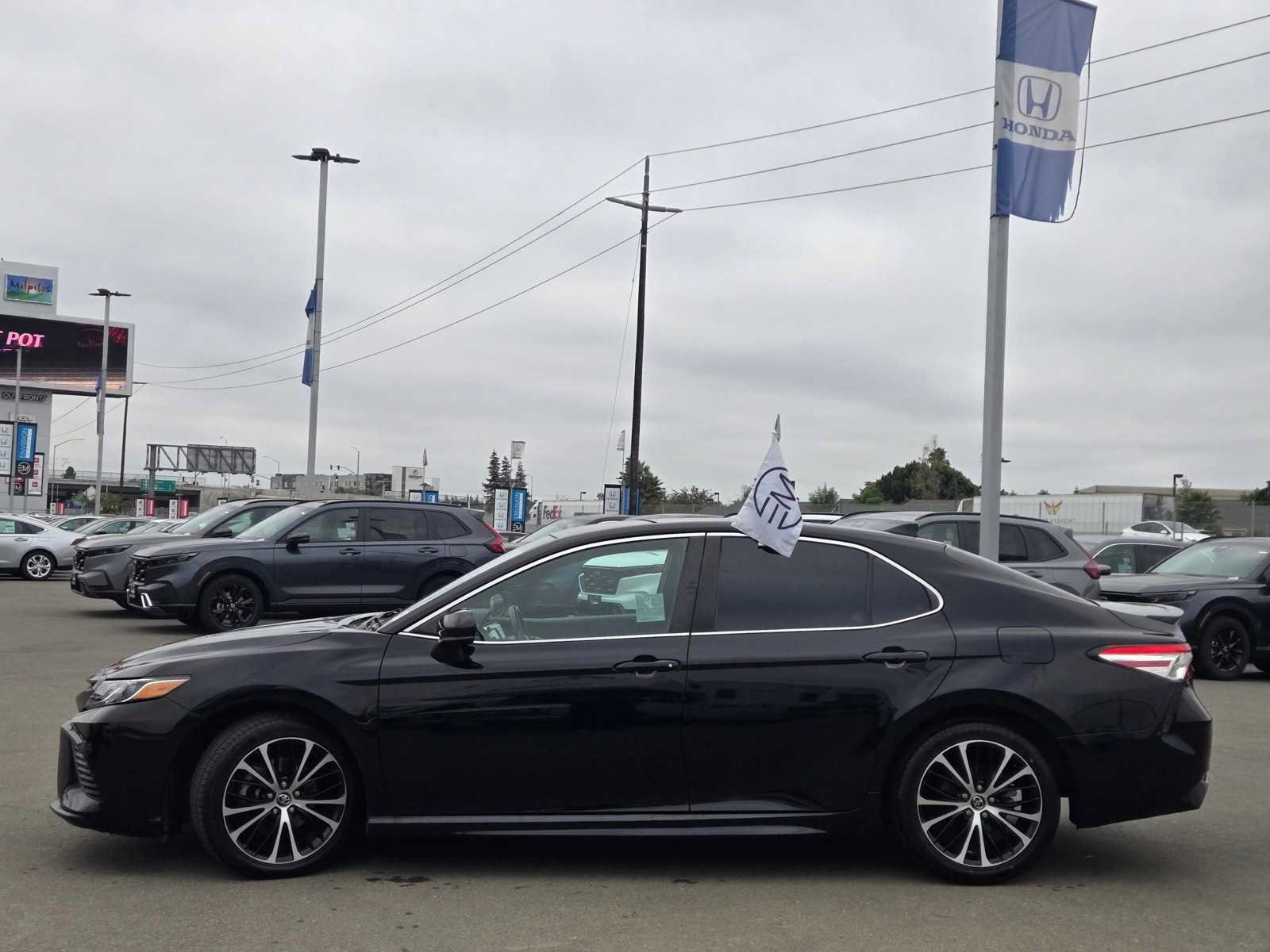 Used 2020 Toyota Camry SE FWD image 4