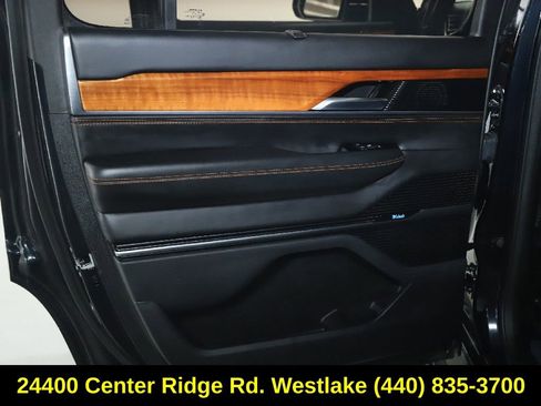 Used 2022 Jeep Grand Wagoneer Series III AWD/4WD image 13