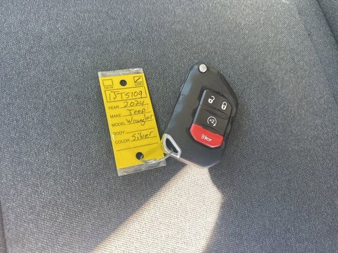 Used 2024 Jeep Wrangler Unlimited w/ Convenience Group image 32