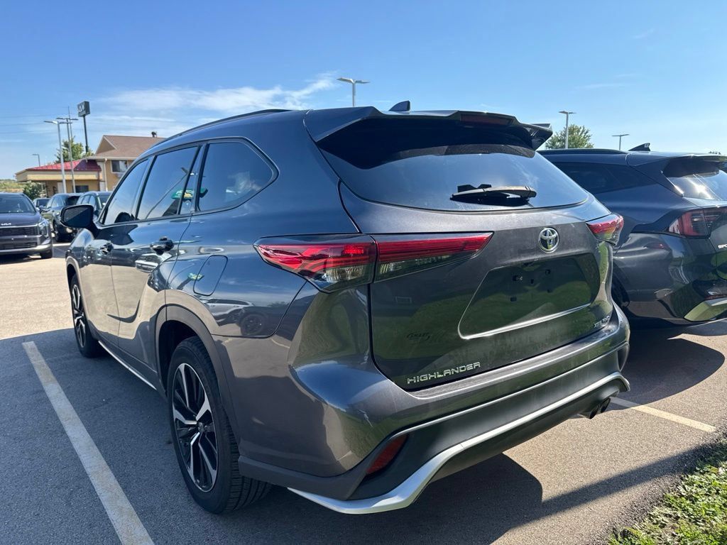 Used 2022 Toyota Highlander XSE AWD/4WD image 5