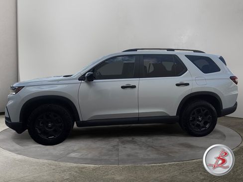Used 2025 Honda Pilot TrailSport image 4