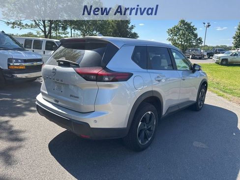 Used 2024 Nissan Rogue SV AWD/4WD image 7